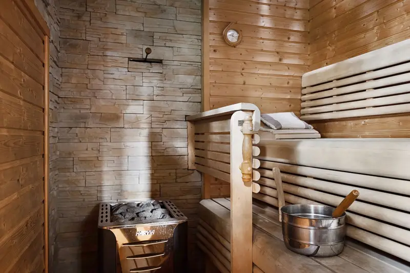 Massivholz-Sauna nach Maß mit Holzbänken