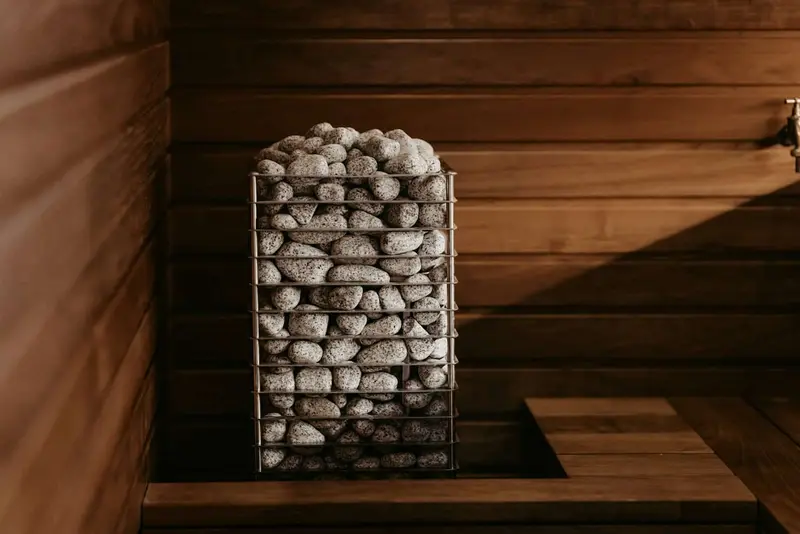 Holzblockbau einer traditionellen russischen Banja mit verschneiter Umgebung