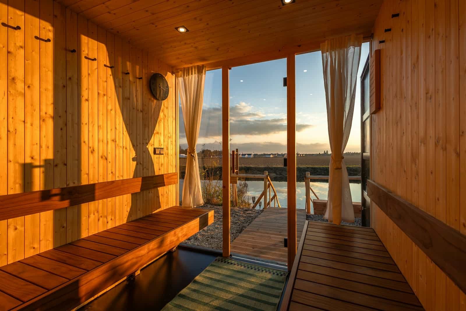 Innenraum einer Infrarotsauna mit Holzwänden und sichtbaren Infrarotstrahlern