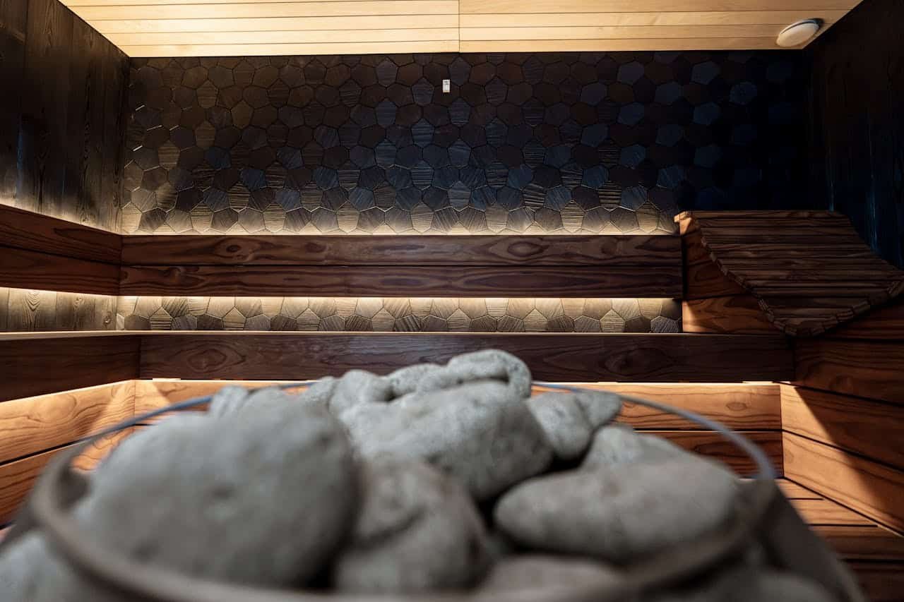 Maßgefertigte Holzsauna mit Glasfront in einem Münchner Wohnhaus