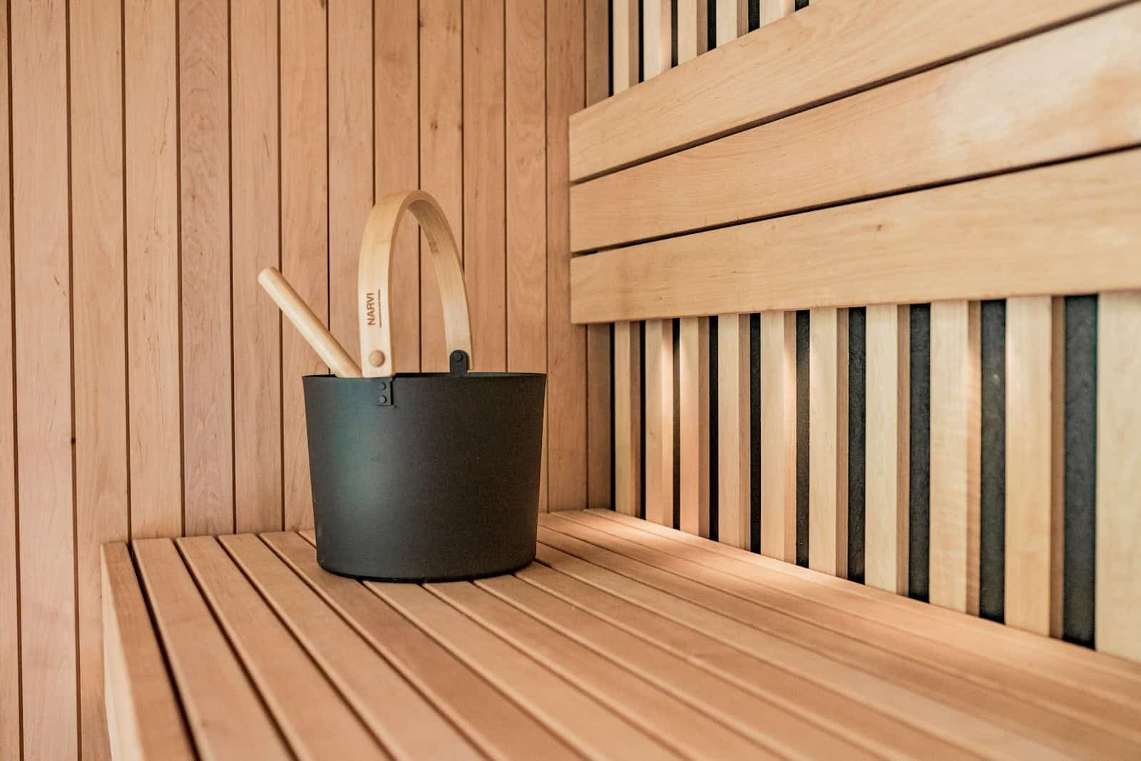 Holzverkleidete Sauna mit Kiuas und Holzbänken