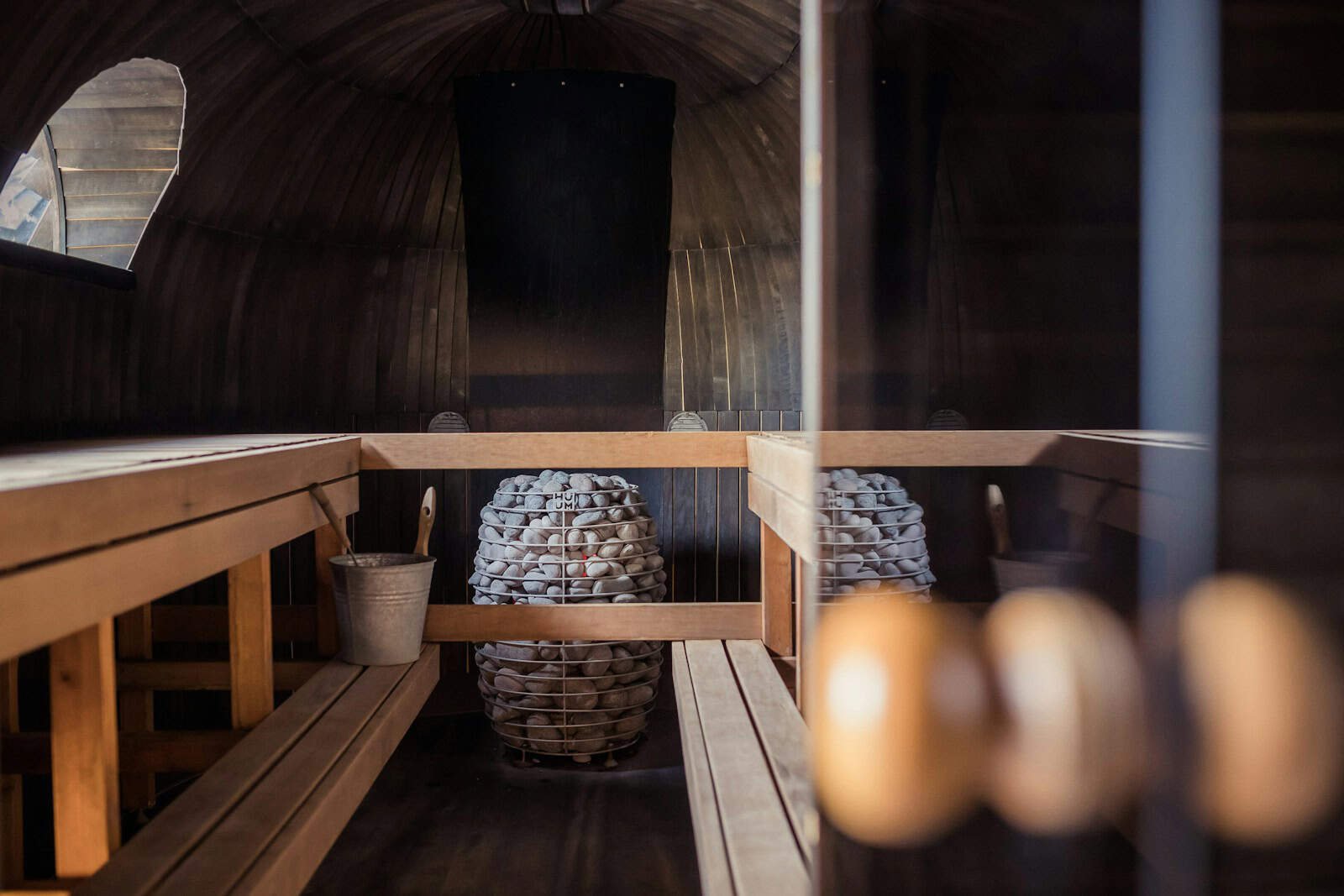 Holzfass-Sauna im Garten, stellvertretend für moderne Outdoor-Saunakonzepte