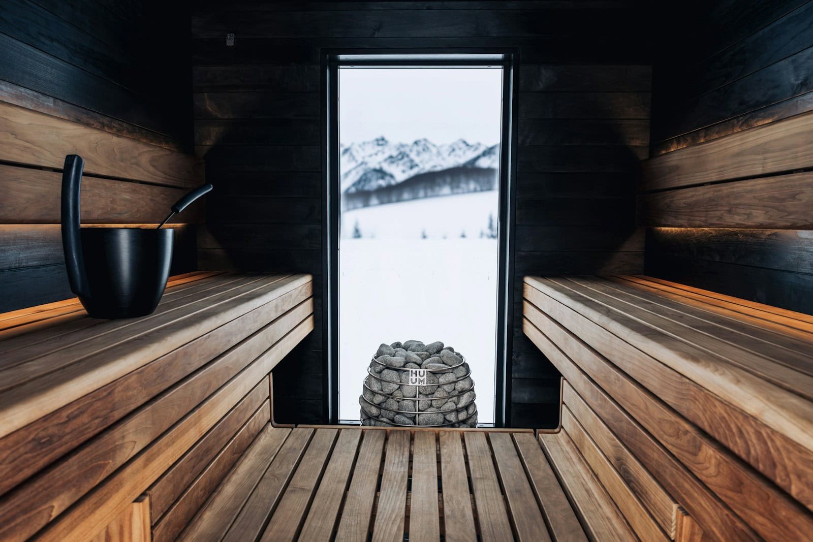 Holzbank in einer finnischen Sauna